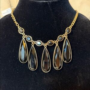 NWT Ella Black and Gold Teardrop Necklace Set